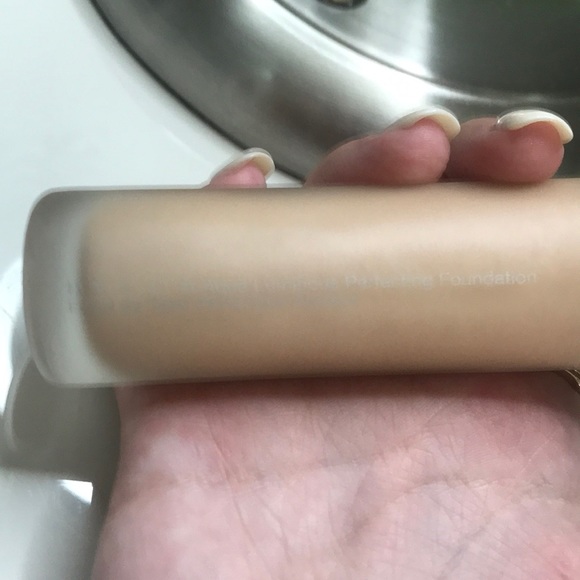 BECCA aqua luminous perfecting foundation - FAIR - Picture 4 of 4